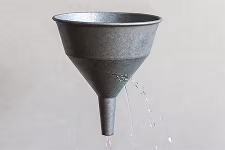 تصویر قیفی که نشتی دارد