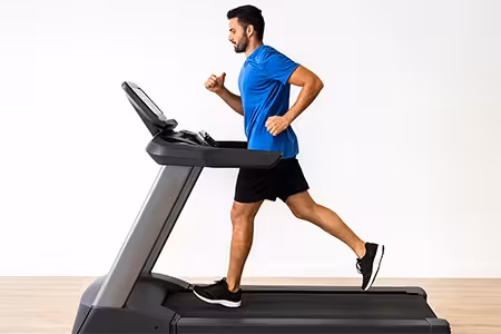تصویر مردی در حال دویدن روی تردمیل